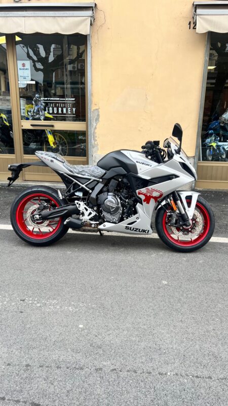 Notizia bomba. Suzuki Gsx-8R disponibile…